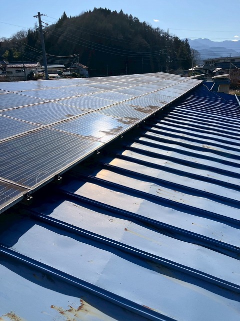 太陽光パネルが設置された屋根